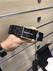 配送专柜包装 打孔针 批专柜同款、实拍专柜官网，尺寸:宽35Mm，原版立体人头针扣 ，极富重金属设计美感 ，双面采用进口原版小牛皮，配制五金戒指，彰显个性，清晰