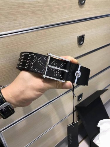配送专柜包装 打孔针 批专柜同款、实拍专柜官网，尺寸:宽35Mm，原版立体人头针扣 ，极富重金属设计美感 ，双面采用进口原版小牛皮，配制五金戒指，彰显个性，清晰