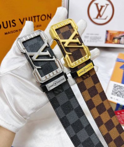 皮带：LV..路易..威登镶嵌满钻 腰带：顶级原单复刻品质百分百头层牛皮，保证真皮。雕花镂空镶钻工艺.真空电镀.永不掉色.24K纯钢扣头层老花，黑格，棕格，黑花