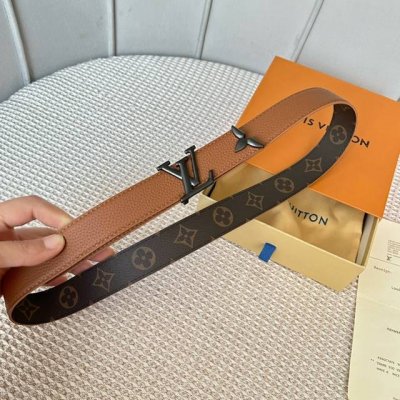 驢家秋季最新品 特別限定女士腰帶 寬度3Cm 雙面可用 最新定制面料，進口小牛荔枝纹皮底，搭配精緻雙層掛扣和三葉草包頭五金。双面用