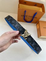 特 Lv Line 40 毫米双面腰带令 Monogram Eclipse Reverse 帆布和无纹牛皮革各持一面，Lv Line 搭扣的创意巧思，于昼夜场合
