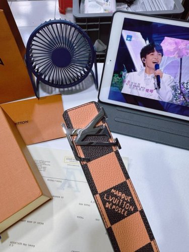 品名： Lv..路易..威登腰带皮带原单特 型号：挂扣，经典纯钢材质挂扣，头层牛皮，图片实物拍摄 材料：头层牛皮，挂扣系列，纯钢材质扣头，钯镀电