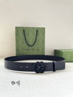 Gucci互扣式双g带、砂黑五金扣腰带，采用热压印技术的gucci Signature皮革精制而成，触感厚实，印花图案清晰分明。
