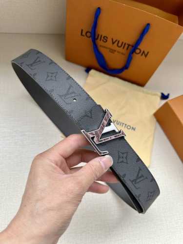 特 本款4.0宽 Lv Initiales 双面腰带响应当季 Taigarama 皮具系列的热烈号召，为 Monogram 帆布一面涂抹明快新色，另一面选用柔滑