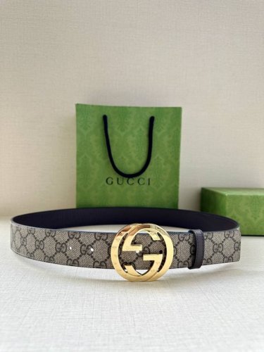 宽度3.8Cm Gucci 这款双面腰带巧妙融合Gg Supreme帆布与头层品牌纹理材质，演绎历久弥新的实用设计理念。富有辨识度的双G配件再现典藏搭配，诠释当