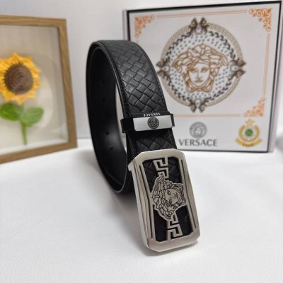 品名：Versace.范思哲 材质：原单牛皮腰带 百分百头层牛皮腰带保证真皮，24K纯钢扣，专柜原单品质、做工精细，时尚大牌，送人自用首选 包装： 请认准如图专