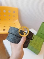 特 Gucci 配饰不断为经典注入新意，焕新演绎品牌典藏元素。在这款腰带上，其独特的创意和革新，赋予整个造型以别致魅力。这款腰带以匠心打造，巧妙融入流行风格；时