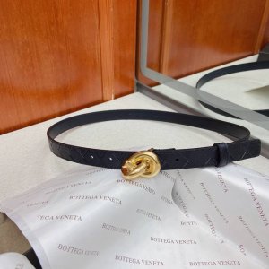 Bottega Veneta Cm Knot腰带 DDD 手工编织新款牛皮小腰带 DDD 细节处体现至高的品味和格调，整体造型增添优雅韵味 低调奢华的典范。 D