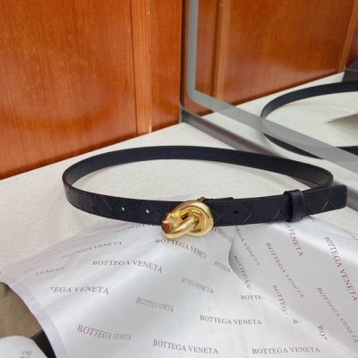 Bottega Veneta Cm Knot腰带 DDD 手工编织新款牛皮小腰带 DDD 细节处体现至高的品味和格调，整体造型增添优雅韵味 低调奢华的典范。 D