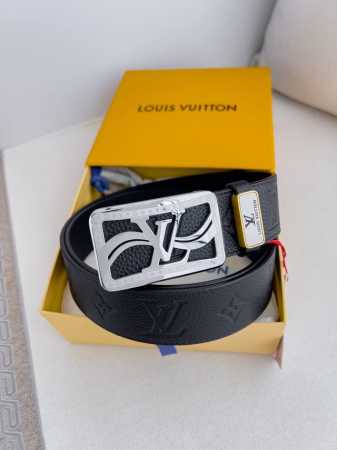 品名： Lv..路易..威登腰带皮带原单 型号：挂扣，经典纯钢材质挂扣，头层牛皮，图片实物拍摄 材料：头层牛皮，挂扣系列，纯钢材质扣头，钯镀电镀工艺永不掉色。原 - 点击图像关闭