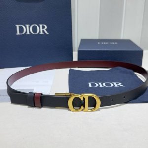 Christian Dior 迪奥 DDD 30 Montaigne 双面腰带 DDD 采用手掌纹搭配平纹双面头层牛皮精品纯铜扣头打造 柔软细腻，裙装大衣必备、