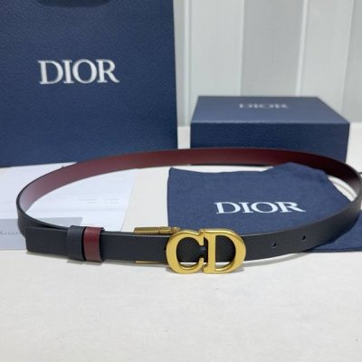 Christian Dior 迪奥 DDD 30 Montaigne 双面腰带 DDD 采用手掌纹搭配平纹双面头层牛皮精品纯铜扣头打造 柔软细腻，裙装大衣必备、