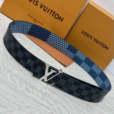Lv 宽4.0Cm 双面腰带将两式经典融于一处。Monogram 印花瞩目放大，与焕新 Monogram Giant 系列相得益彰；Monogram 帆布在另一