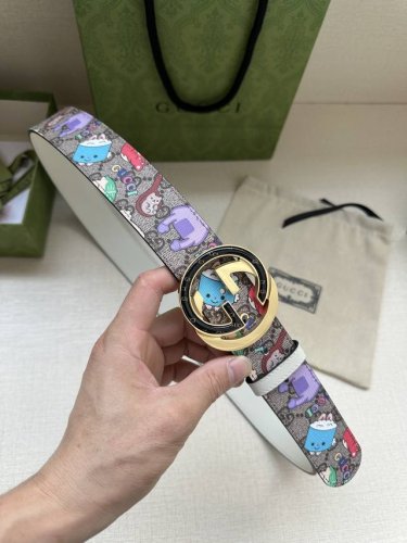 宽度3.8Cm Gucci Gg Marmont系列每一季都会推陈出新，为灵感源于70年代的标志性gg配件注入宠物现代精髓。这款gg Supreme帆布腰带反面