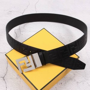 FENDl 芬迪 宽38MM 标志造型宽皮带。原版双F尾夹旋转扣，进口原版小牛皮制成。印有浮雕黑FF 图案。镀金表面金属制品，品质保证。