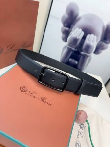 Loro Piana诺悠翩雅，配饰是交织着过去与现在的金色丝线，每一件作品都是对一个世纪以来不懈追求非凡优雅的微妙象征。这款腰带配有边缘优雅圆润的纤细矩形金属带
