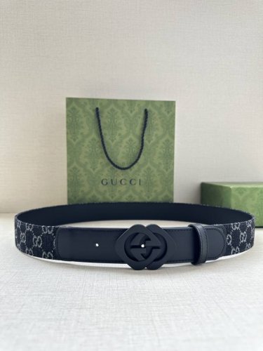 宽度3.8Cm Gucci 每一季，品牌标识都会吐故纳新，于经典之中融入新意。在这款腰带上，经典gg标识以亮眼之姿生动呈现，与双g造型配件相得益彰。 黑色和灰色