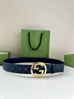 Gucci 宽度3.8Cm 这款宽版腰带饰有双G细节，交织字母图案配件令其更添魅力。这款配饰现已成为Gucci的高辨识度单品，一面采用Gg Supreme帆布，