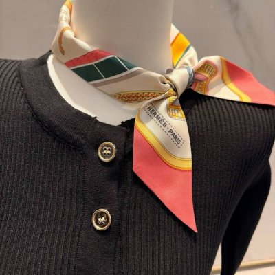 爱马仕Hermes“盛宴”Twilly小丝巾。 Twilly真丝缎带 100%桑蚕丝 。 这款小巧的真丝配饰佩戴方式千变万化，可为您的日常造型增添灵动妙趣！ 法