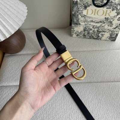 Dior这款马鞍腰带是一款经典配饰。采用粒面牛皮革重新诠释，时尚休闲设计，饰以亮面金属旋转Cd腰带扣。纤细款式，与半身裙、连衣裙或长裤搭配更显身形。宽2.0Cm