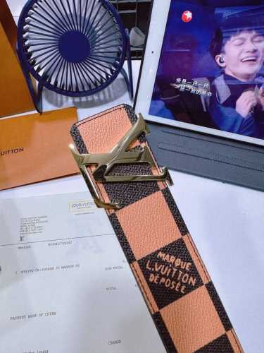 品名： Lv..路易..威登腰带皮带原单特 型号：挂扣，经典纯钢材质挂扣，头层牛皮，图片实物拍摄 材料：头层牛皮，挂扣系列，纯钢材质扣头，钯镀电