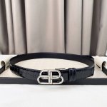 Alenciaga Bb 窄版腰带 这款Bb 版腰带来自Balenci设计细节 正面扣 双面佩戴 可裁剪款式 打孔式细节3.5Cm