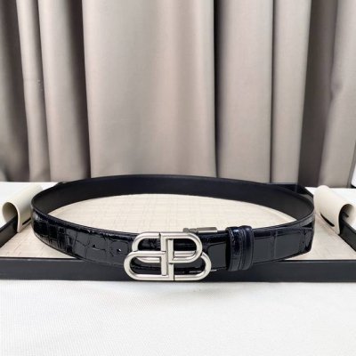 Alenciaga Bb 窄版腰带 这款Bb 版腰带来自Balenci设计细节 正面扣 双面佩戴 可裁剪款式 打孔式细节3.5Cm