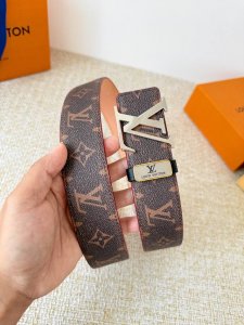 品名： Lv..路易..威登腰带皮带原单 型号：挂扣，经典纯钢材质挂扣，头层牛皮，图片实物拍摄 材料：头层牛皮，挂扣系列，纯钢材质扣头，钯镀电镀工艺永不掉色。原