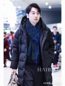 Loewe经典棋盘格围巾，90%羊毛+10%羊绒，柔软亲肤又保暖，秋冬必备