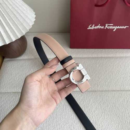 Ferragamo菲拉格慕现代经典 焕新演绎 双面双色设计彰显个性型格 配以抛光金色Gancini扣饰 镶式花边富有妙趣 增添精致活力 双面可用 宽2.5Cm