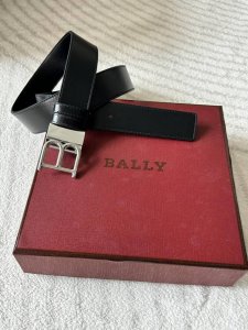 特 P220 Bally 巴利 男士简约商务皮带 宽度3.4Cm 进口头层牛皮 翻转纯铜B字母搭扣 可双面带 简约商务风格既彰显您的品味 又展现出低调的奢华