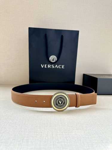 特 宽度3.8Cm Versace Jeans Couture 牛皮革V-Emblem板扣式皮带、饰有La Greca彰显个性设计。该铆钉腰带饰有La Grec