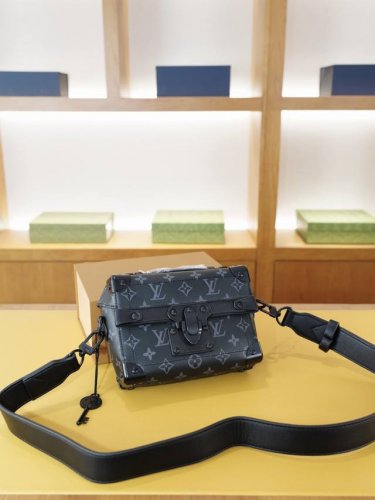 Lv 路易威登 官网同步 高版本 斜挎单肩背包 永恒不过时的标志性产品 纯原单小牛皮 顶级五金制作 非市面普通版本 贸易公司订单货 全部实拍 实用性非常高 完全