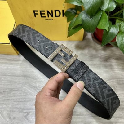 特 Fendi 芬迪 专柜同款 宽4.0Cm 双环正反用腰带 Ff按钉搭扣 黑色Cuoio Romano皮革材质 反面面料带有烟草黄和黑色Ff图案 黑色珐琅金属