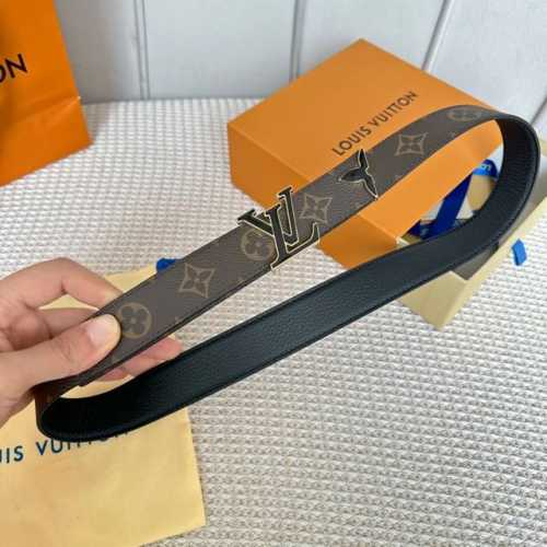 驢家新品 3.0。特別限定女士腰帶 皮帶採用雙面設計 帶身帆布面襯托荔枝紋牛皮 全新搭扣以金色金屬打造 飾以與皮帶同色的琺瑯效果 末端則以琺瑯花卉圖案完美點綴.