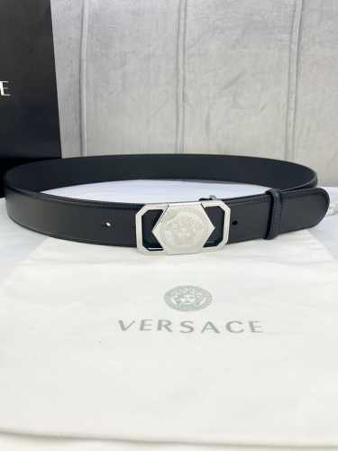 特 宽度4.0Cm Versaec 范思哲 此款时尚腰带由柔软的小牛皮革制成，饰有立体美杜莎原单钢扣 五金采用真空电镀 。