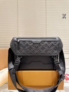 礼盒 男包分享Lv 单肩包 目路易威登Louisvuitton比起非常火。的双扣邮差包这一款Lv男士单肩包可以说非常低调了國 尺寸: District Pm 老