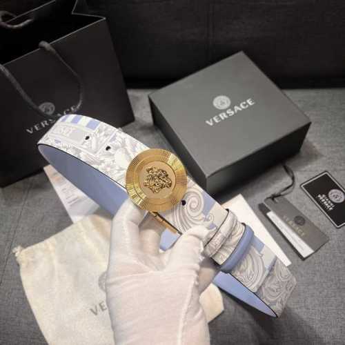 特 范思哲 宽4.0Cm 双面腰带，旋转扣，双面可用 新款男士皮革腰带，饰有立体La Medusa双面搭扣。皮带一面为光滑质地，另一面饰有棋盘格图案和Baroc