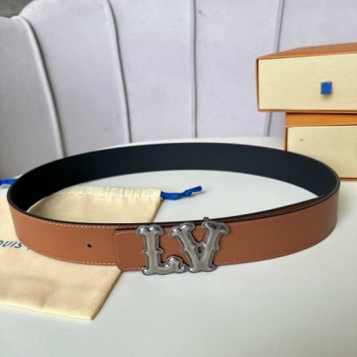 特 片裝1 寬：40Mm 驢家當季新品 雙面均可使用 雙面為柔軟的十字紋小牛皮製作 全新字母竹節紋搭扣設計與腰帶搭配相呼應 成為獨特的亮眼之作！