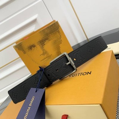 宽度 4.0Cm Citizen 双面腰带以 Monogram Eclipse 帆布和 Taurillon 皮革成就两式风尚，再以耀目针式搭扣和钩扣开合烘托俊朗
