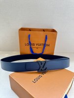 p200。本款 3.4宽 Lv Heritage 双面腰带选取粒面和光滑皮革，以抛光和拉丝工艺淬炼华美 Lv 搭扣。弧形边缘和别致末端见证细致匠心。