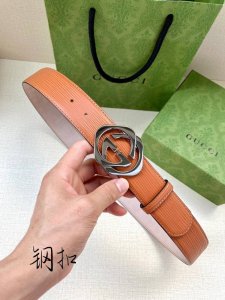 特 P190 皮带宽度3.8Cmgucci在春夏系列，品牌标志性的双G菱形钢扣标识经重新诠释后，以光彩夺目的金色调呈现在这款男士黑色光面皮革腰带上。