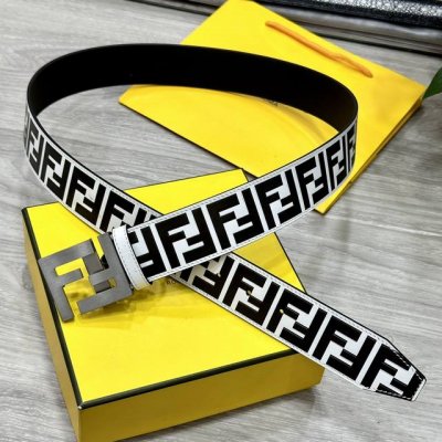 特 FENDI 芬迪 宽38MM 标志造型宽皮带。原版定制F扣，进口原版小牛皮制成。印有浮雕黑FF 图案。镀金表面金属制品，品质保证。