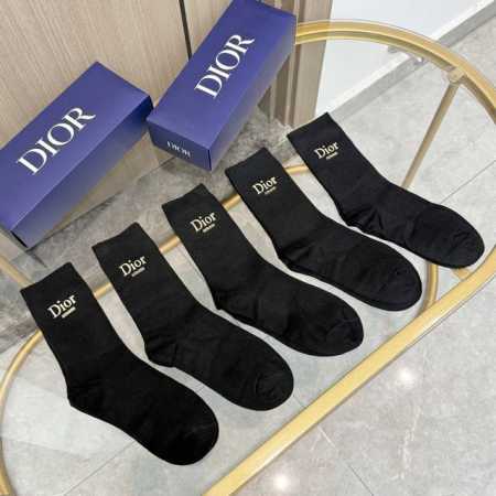 配包装 一盒五双 Dior 迪奥高版本 ～好看到爆炸 Dior 袜子双针烫印羊绒中筒袜，超软糯潮人必不能少的 Dior 专柜代购品质 中筒袜子 ，搭配起来超高逼 - 点击图像关闭