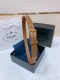 Prada 精致的腰带突显进口牛皮质感面料的优雅气质 饰以时尚的金色调金属搭扣和标志性的三角形徽标 腰带采用品牌标志性的Saffiano皮革打造 采用现代时尚潮