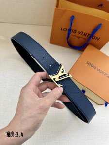 本款 3.4宽 Lv Aerogram 双面腰带令哑光 Lv Aerogram 搭扣占据中央，一面契合搭扣色彩，另一面呈现反差视效。