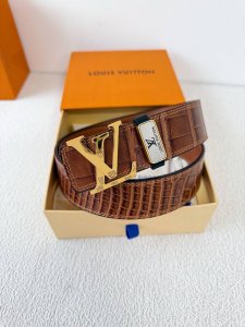 品名： Lv..路易..威登腰带皮带原单 型号：挂扣，经典纯钢材质挂扣，头层牛皮，图片实物拍摄 材料：头层牛皮，挂扣系列，纯钢材质扣头，钯镀电镀工艺永不掉色。经