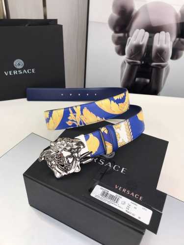 范思哲Versace 由柔软的萨菲亚诺皮革制成，这个可逆的皮带具有单色，一面夸耀金巴洛克印刷。具有三维美杜莎扣。4.0Cm宽