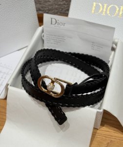 30 Montaigne Jolie 腰带 这款 30 Montaigne Jolie 腰带从同名手袋汲取灵感，采用光滑牛皮革等材质精心制作，饰以富有光泽的金色