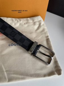 腰带皮带 Lv 3.5Cm宽全新入门级款式，丰富了帆布腰带系列，同时饰有Damier Grapgite格纹。Damier帆布腰带，小牛皮内衬、明亮镀钯黄铜搭扣、